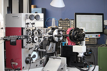 Zugfedern-Fertigung auf einer CNC-Maschine MEC CNC-Maschine MEC